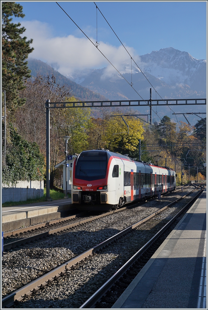 Der SBB Flirt3 RABe 526 114 beim Halt S3 von Vallorbe nach St-Maurice in Burier. Hintergrund die Rochers de Naye. 

23. Nov. 2023