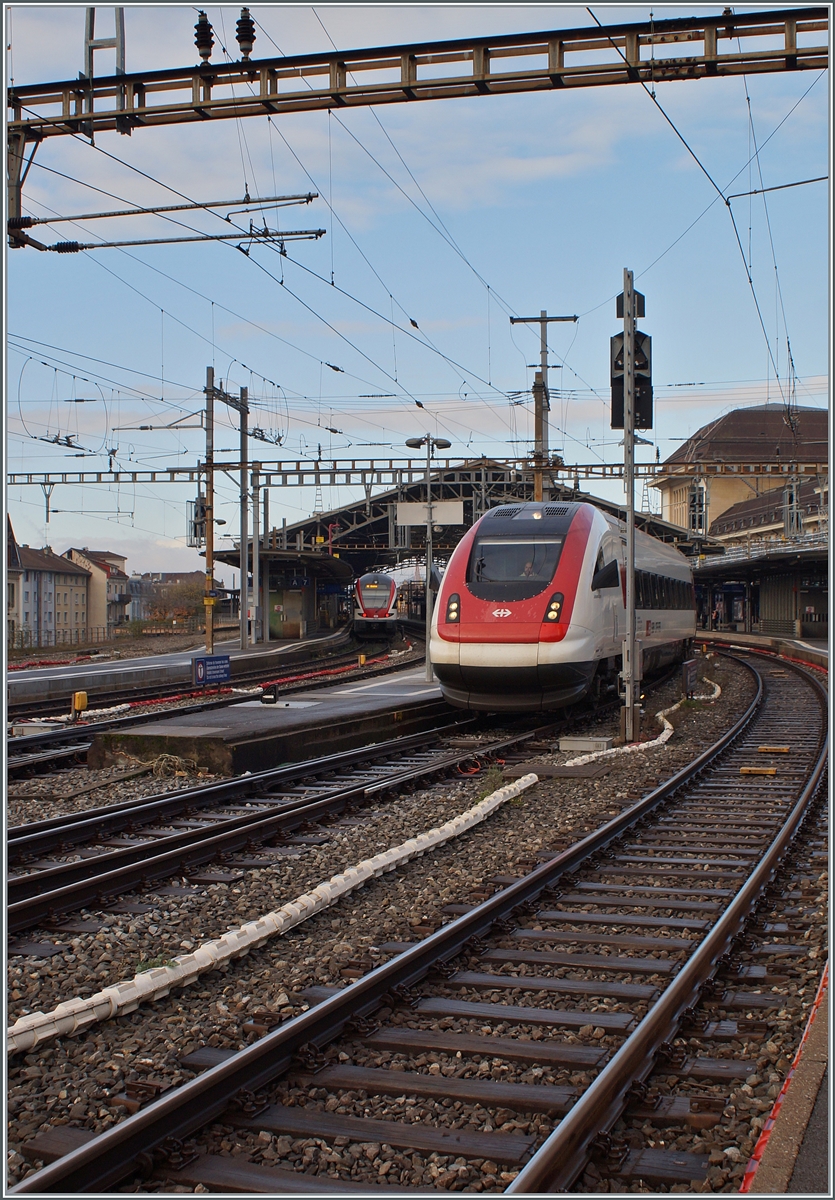 Der SBB ICN RABDe 500 037 ist von Zürich kommend in Lausanne angekommen und wird nun in die Abstellgruppe rangiert. 

20. Dez. 2023