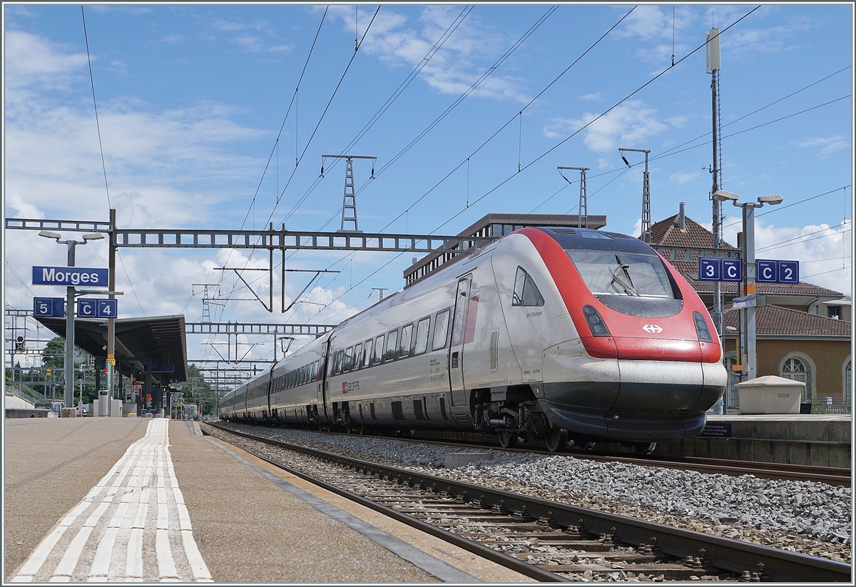 Der SBB ICN RABe 500 017  Willi Ritschard  auf dem Weg von Genève-Aéroport nach Zürich beim Halt in Morges. 

2. August 2021