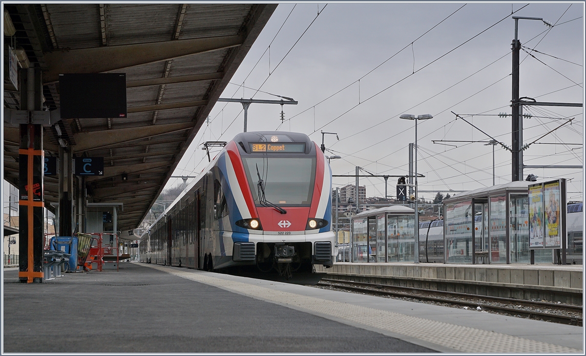 Der SBB LEX RABe 522 232 der mit einem weiteren SBB LEX RABe 522 auf die Rückfahrt nach Coppet wartet.

13. Februar 2020