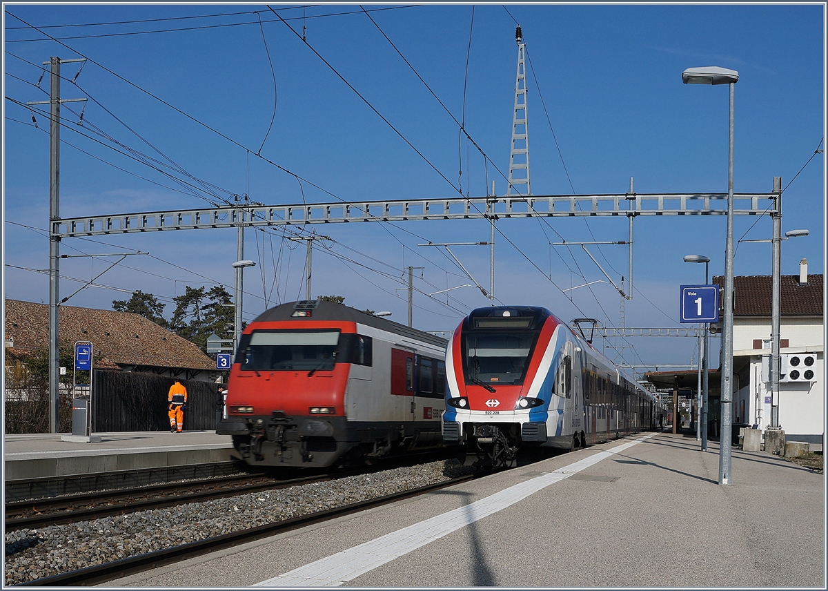 Der SBB LEX RAQBE 522 224 wartet in Coppet auf die Abfahrt in Richtung Genve, whrend auf dem Nachbargleis ein IR 15 vorbei fhrt. 

21. Jan. 2020