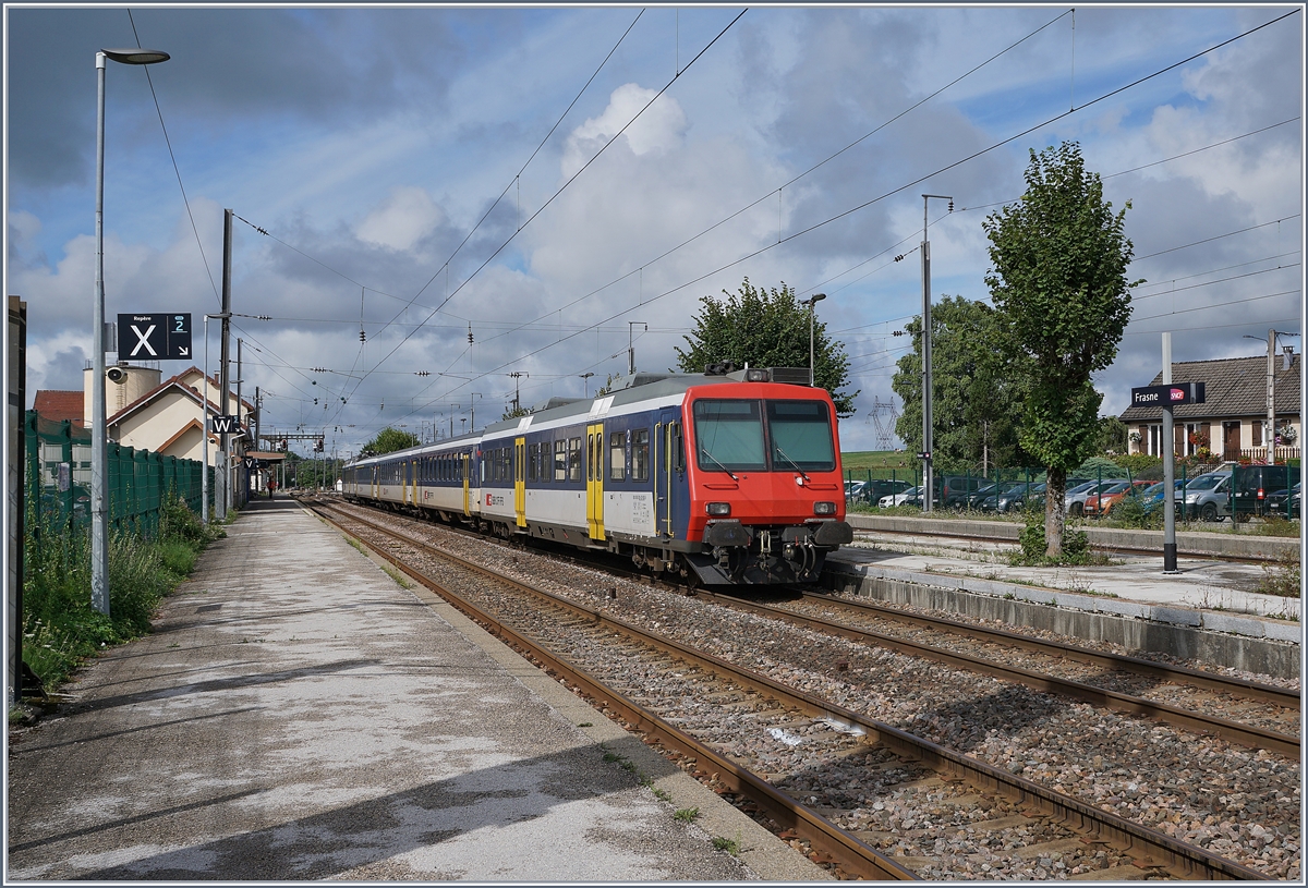Der SBB NPZ angekommen als RE 18122 (an 8:53) bleibt bis zur Rückfahrt als RE 18123 (ab 10:53) in Frasne auf dem Gleis A abgestellt stehen. 

Der Zug bestehend aus folgenden Fahrzeugen: RBDe 562 004-2, AB 50 85 30-603-1, B 50 85 20-35 600-9, B 50 85 20-35 602-5 und dem Bt 50 85 29-35 952-5 (Schluss -> Spitze) 

13. August 2019