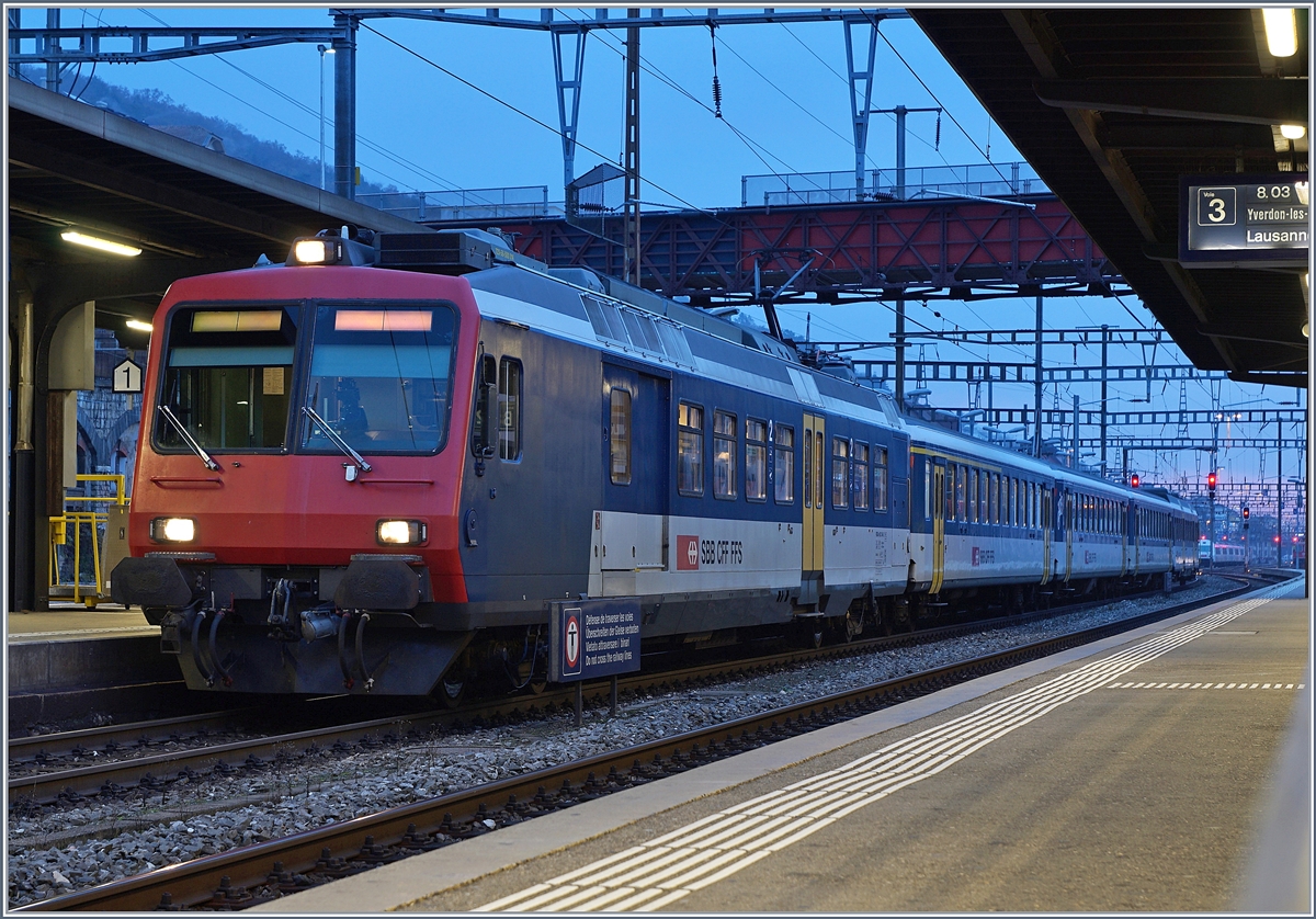 Der SBB NPZ RE Neuchâtel - Frasne vor seiner Abfahrt in Neuchâtel. 

23. Nov. 2019