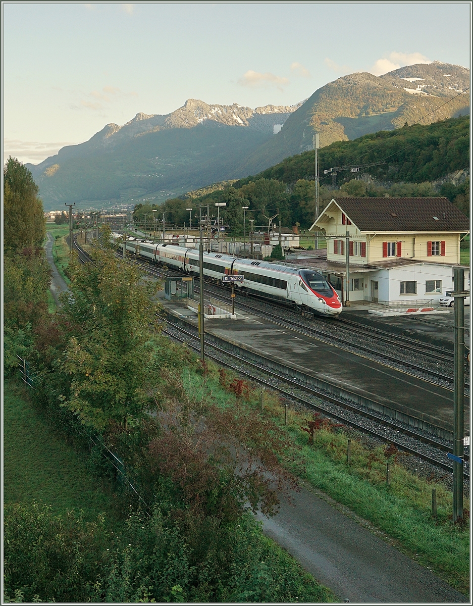 Der SBB Pinocchio RABe 503 017-3 Valais / Wallis ist als EC 37 von Genève nach Venezia S.L. unterwegs und fährt in im noch im Talschatten liegenden St-Triphon durch.

12. Okt. 2020