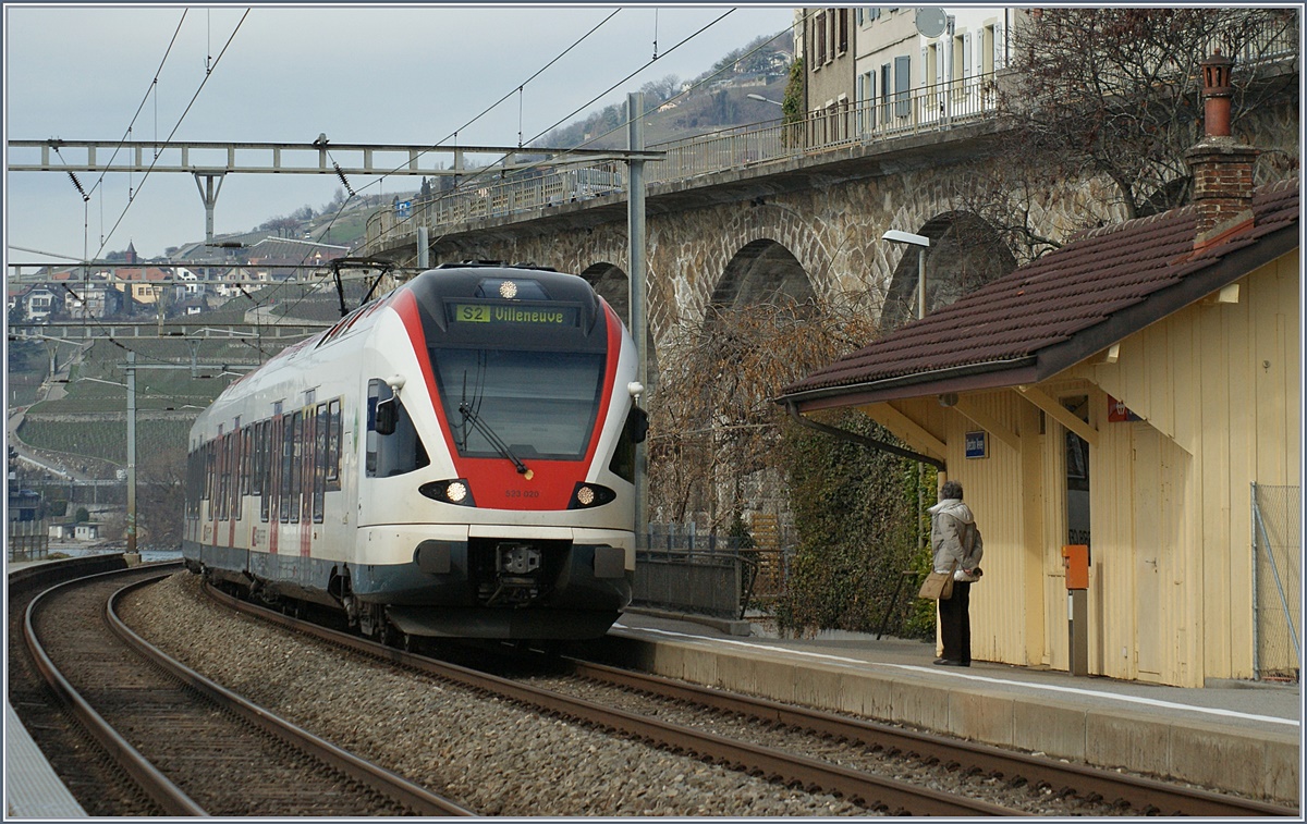 Der SBB RABe 50 020 erreicht den Halt St-Saphorin.
4. März 2017