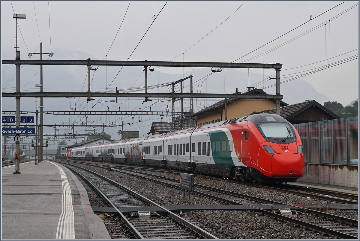 Der SBB RABe 501 004 (UIC 93 85 0501 004-2 CH-SBB) auf seiner künftigen Einsatzstrecke in Riviera-Bironico, wobei bis zum fahrplanmässigen Einsatz dieses Zuges der Monte-Ceneri Basistunnel fertig sein wird und der  Giruno  auf der  Bergstrecke  dann wohl sehr selten zu sehen sein wird. 
Leider wurde der Zug nicht nur von offiziellen Künstlern gestaltet... 
1. Oktober 2018