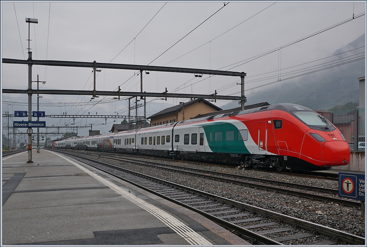 Der SBB RABe 501 004  Giruno  (UIC 93 85 0501 004-2 CH-SBB) wartet in Riviera-Bironico auf seinen Einsatz für Testfahrten in Italien und wurde dafür bereits unwillentlich  verziert . Hingegen gefällt die von Stadler angebrachte Gestaltung des Zugs mit in Italienischen- und Schweizer-Farben ausgezeichnet. 1. Oktober 2018