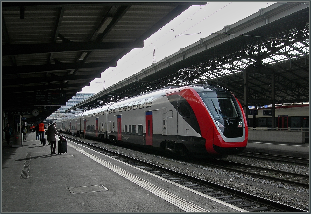 Der SBB RABe 502 - UIC 94 85 0502 203-8 CH-SBB - im leichten Gegenlicht in Lausanne. 
4. März 2016