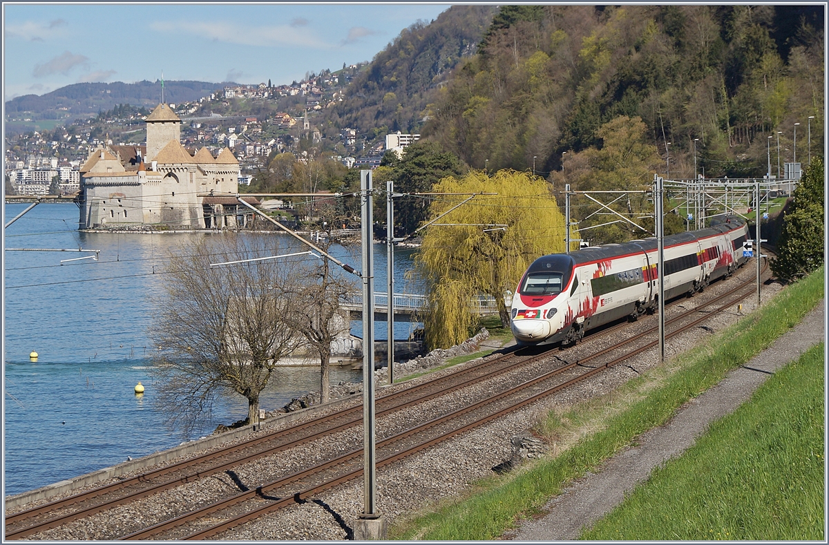 Der SBB RABe 503 022-7 als EC nach Genève beim Château de Chillon.
13. April 2018