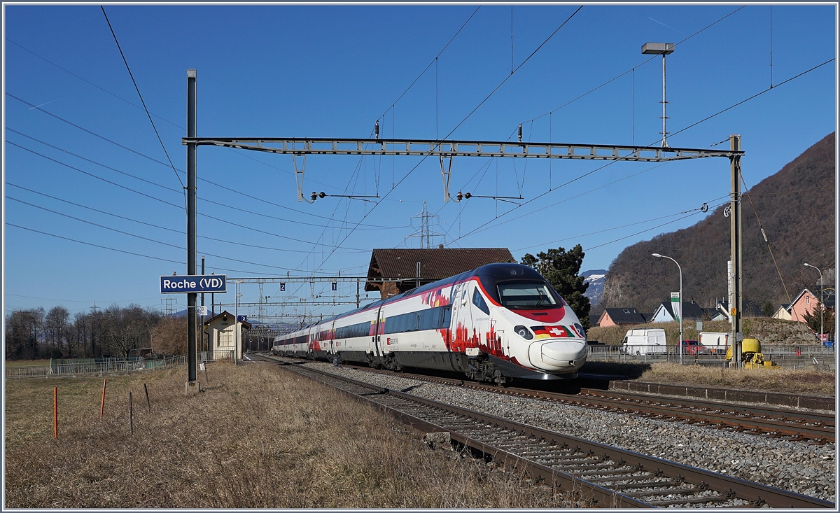 Der SBB RABe 503 022-7  Johann Wolfang von Goethe  als EC 39 von Lausanne nach Milano bei der Durchfahrt in Roches VD.
17. Feb. 2019