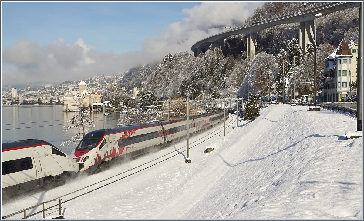 Der SBB RABe 503 022-7  Johann Wolfgang von Goethe  ist mit einem weiteren RABe 503 als EC 34 von Milano nach Genève beim märchenhaft verschneiten Schloss von Chillon unterwegs. 

29. Jan. 2019