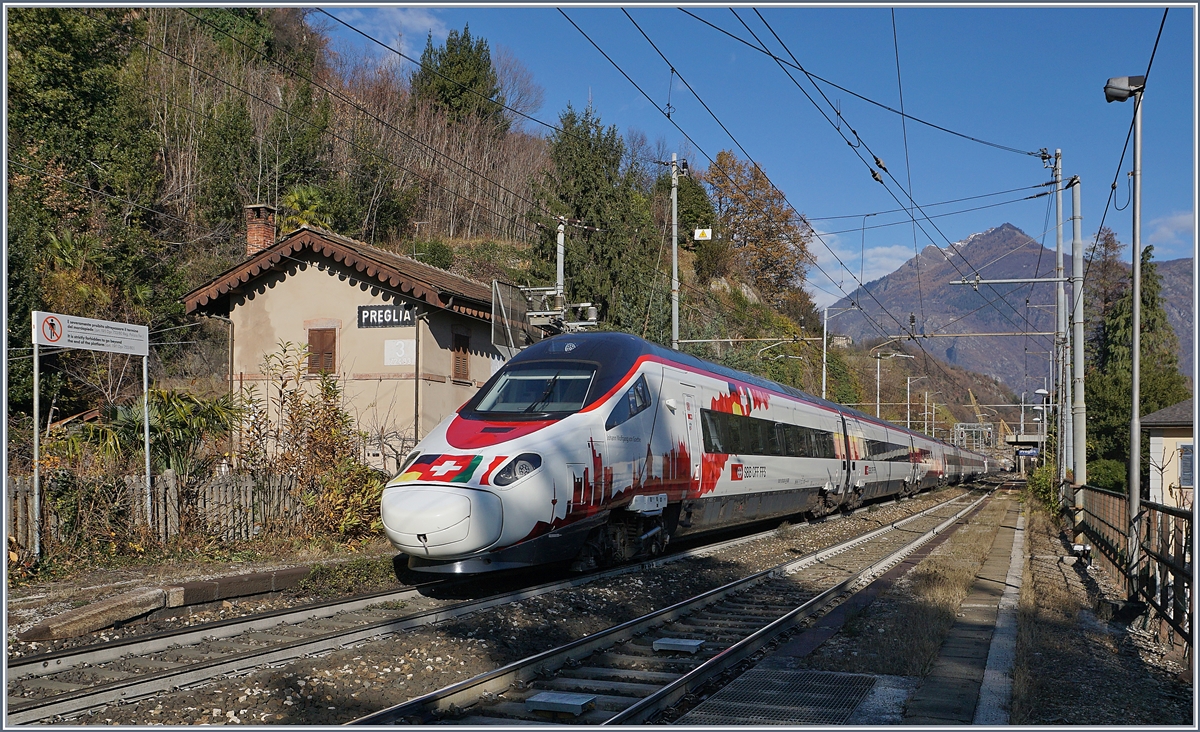 Der SBB RABe 503 (ETR 610) macht auf die neue Verbindung MIlano-Frankfurt aufmerksam, welche ab dem Fahrplanwechsel angebont wird.
Preglia, den 21. Nov. 2017