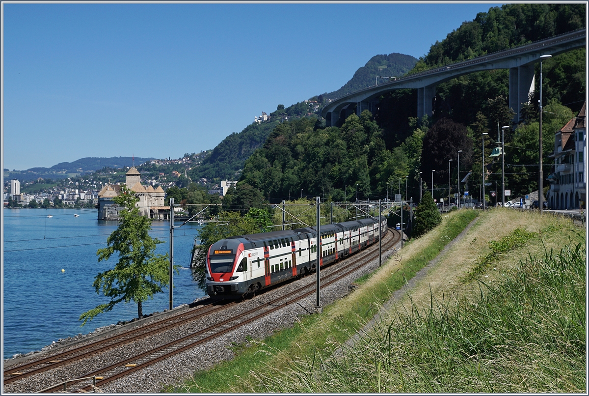Der SBB RABe 511 021 ist beim Château de Chillon als RE nach Annemasse unterwegs. 

8. Juli 2020