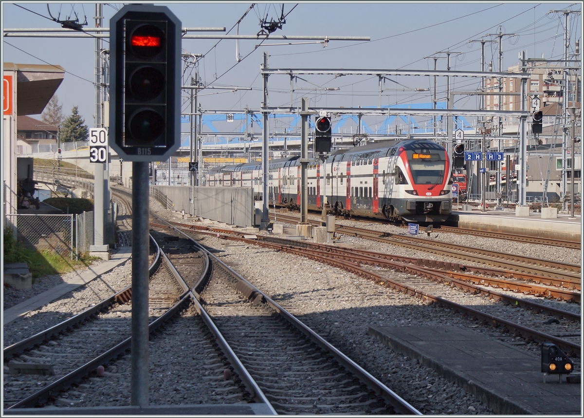 Der SBB RABe 511 028 verlässt Renens VD als S3 nach Allaman; links im Bild das Ausfahrsignal de TSOL (M1). 

10. Mäazr 2022