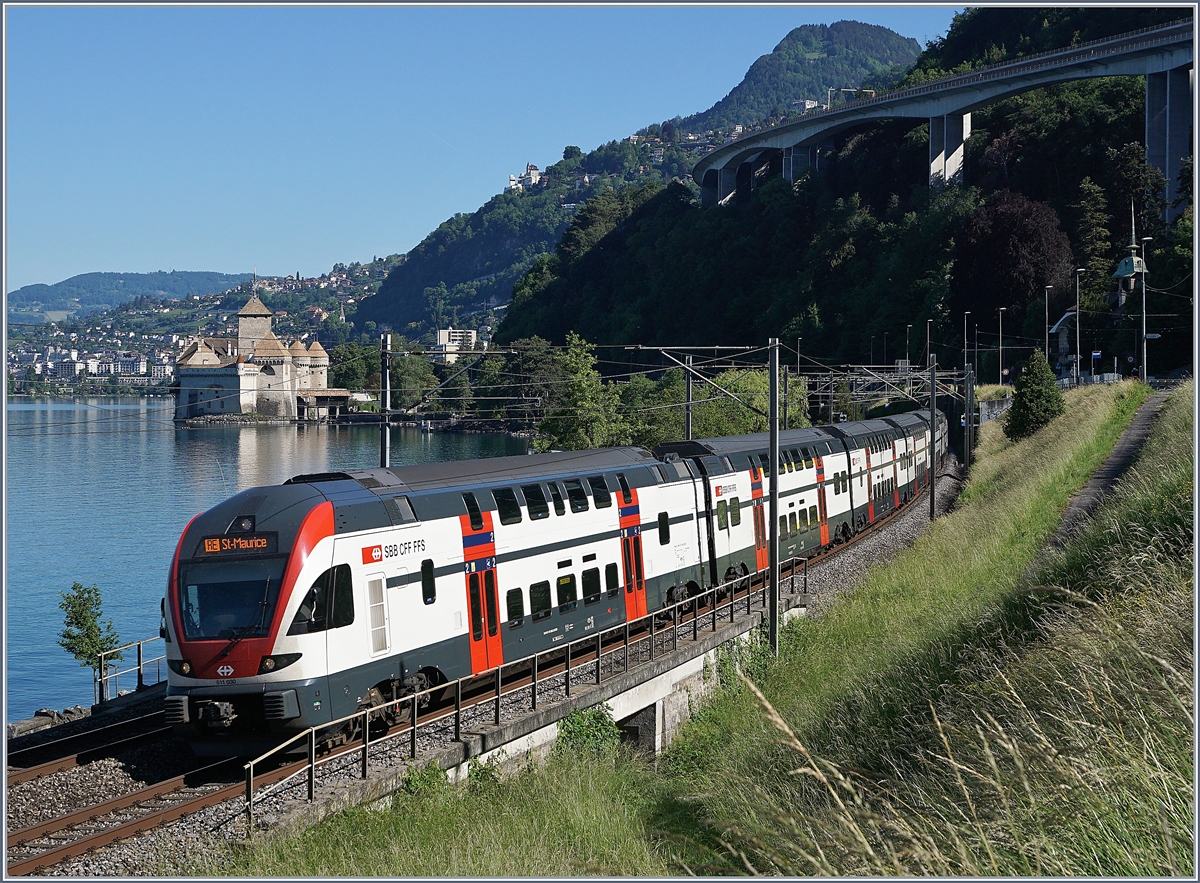 Der SBB RABe 511 030 als RE auf dem weg nach St-Maurice beim Château de Chillon. 

21. Mai 2020