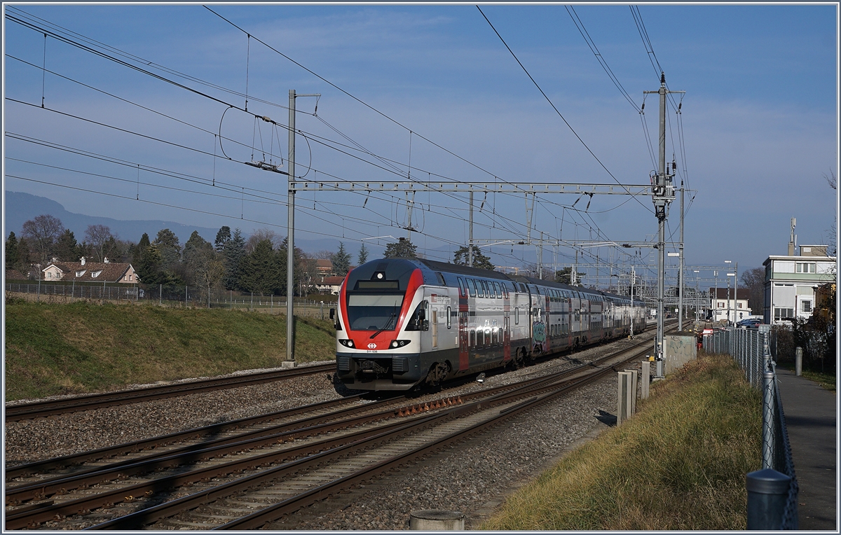 Der SBB RABe 511 036 verlässt nach einem kurzen Halt Coppet als RE in Richtung Annemasse.

21. Jan. 2020