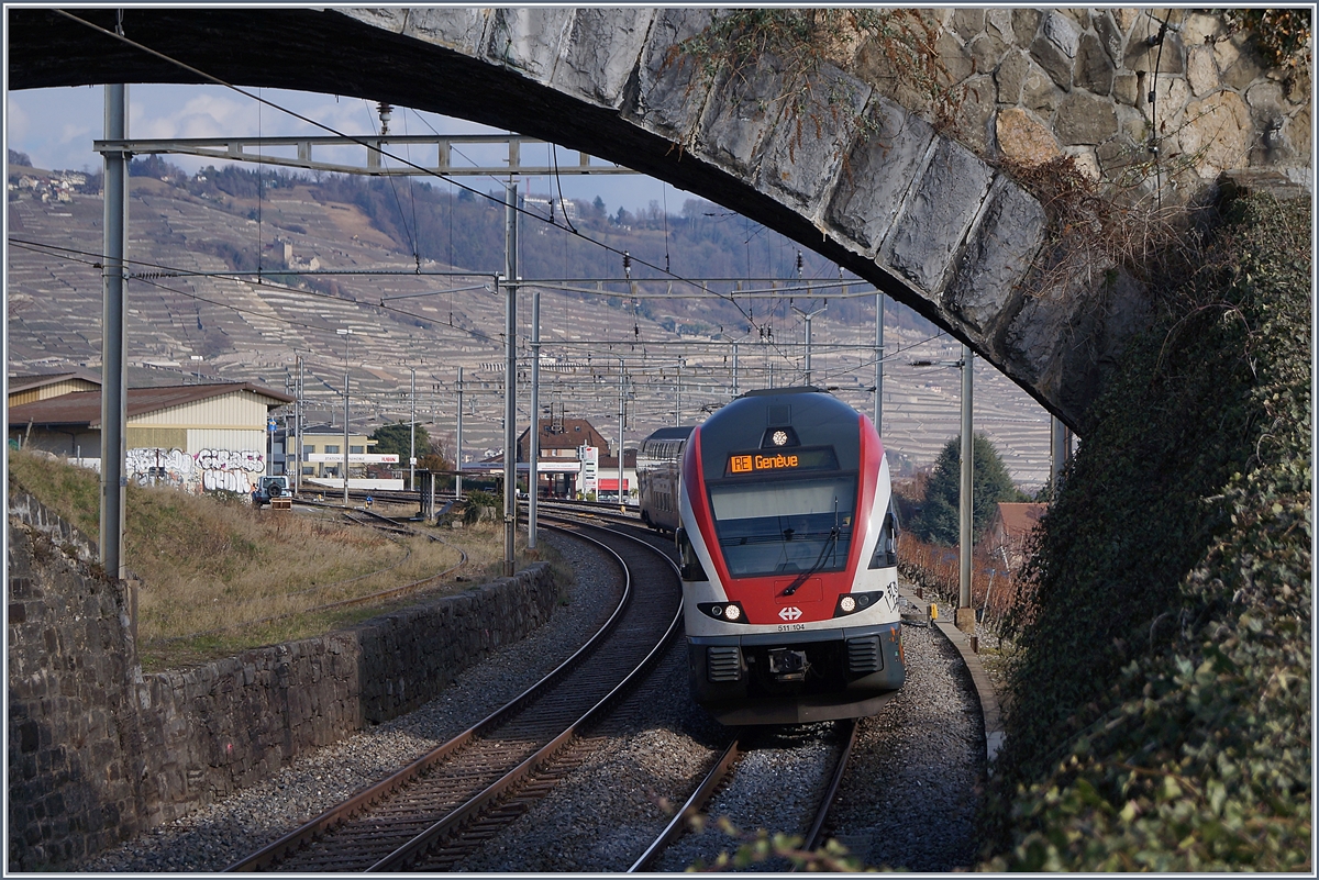 Der SBB RABe 511 104 fährt in Cully unter einer der wenigen, alten Brücken durch, die für den Verkehr mit Doppelstockzügen auf der Simplonstrecke nicht einem Neubau weichen musste.
20. Feb. 2018