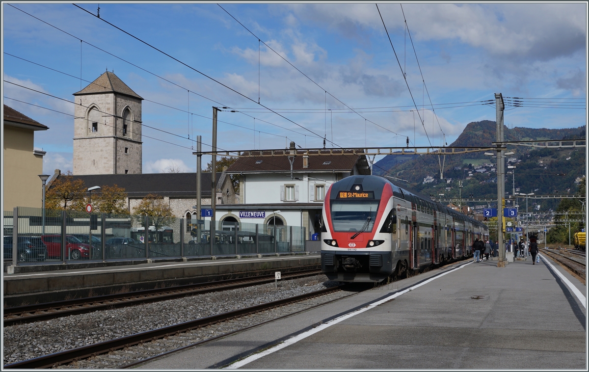 Der SBB RABe 511 112 von Annemasse nach St-Maurice beim Halt in Villeneuve. 
Durch die Verlängerung des Laufwegs Geneve-Vevey zu Annemasse - St-Maurice hat nun Villeneuve eine neue und schnelle RE Anbindung erhalten. 

12. Okt. 2020