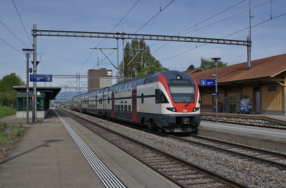 Der SBB RABe 511 113 als RE nach Bern bei der Durchfahrt nach Schüpfen.

24. April 2019