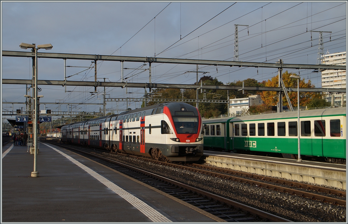 Der SBB RABe 511 118 in Morges auf dem Weg in Richtung Lausanne vor Hintergrund einiger BAM Reisezugwagen. 

15. Okt. 2014