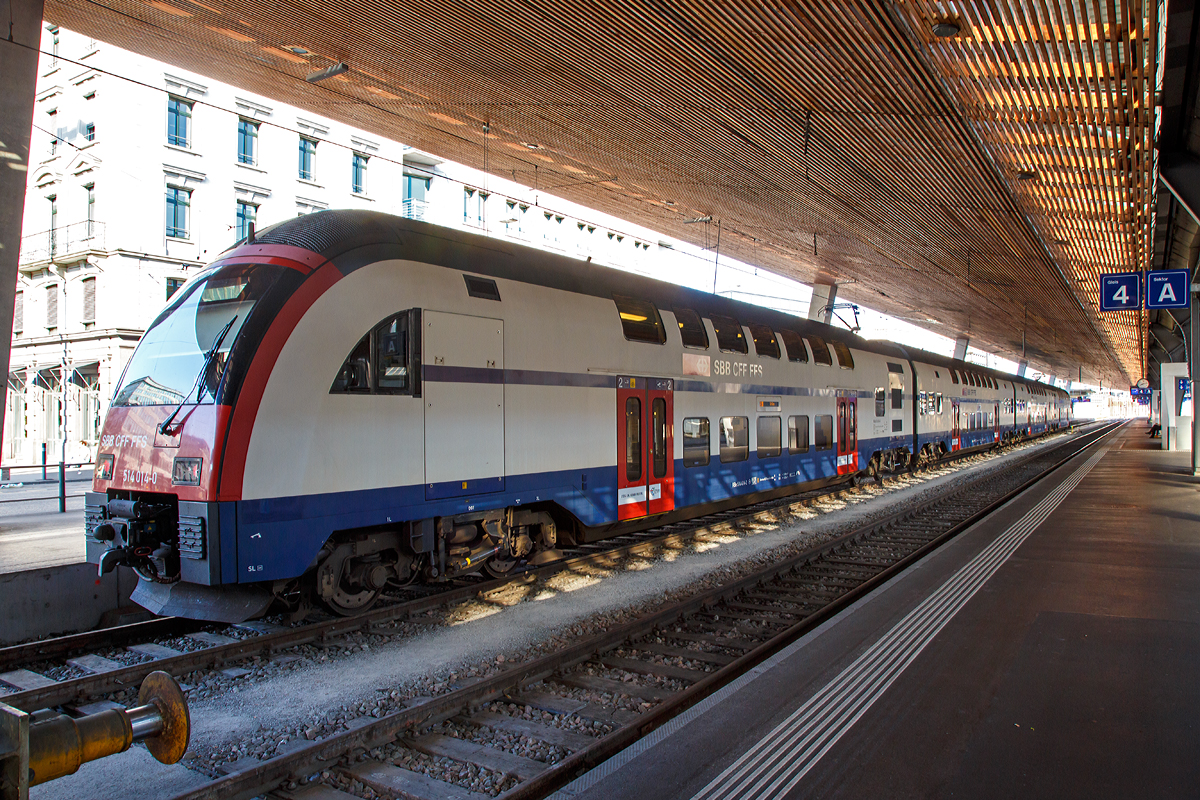 
Der SBB RABe 514 014-0  (ein DTZ bzw. Siemens Desiro Double Deck) steht am 06.06.2015 im Hauptbahnhof Zürich, auf Gleis 3 als S 24 nach Oerlikon, bereit.

Am 23. Februar 2003 entschied der SBB Verwaltungsrat 35 Züge für die S-Bahn Zürich bei Siemens Transportation Systems zu bestellen. Diese Entscheidung kam relativ überraschend, da Siemens zuvor noch keine Doppelstockzüge hergestellt hatte.

Die DTZ bilden die zweite Fahrzeuggeneration der Zürcher S-Bahn und ergänzen seit 2006 die erste Generation in Form der Doppelstockpendelzug (DPZ). Gegenüber diesen verfügen die DTZ über Niederflureinstieg, Fahrzeugklimatisierung und Vakuumtoiletten. 
Der vierteilige Triebzug bestehend aus zwei Triebköpfen und zwei Mittelwagen und wird in den beiden Triebköpfen von Asynchrommotoren, die jeweils ein Triebdrehgestell versorgen, angetrieben. Damit sind insgesamt 8 Achsen mit jeweils 400kW angetrieben. Von beiden Triebköpfen muss jeweils ein Stromabnehmer an die Fahrleitung angelegt werden, da aus Platzgründen keine 15kV Dachleitung vorhanden ist. Die zweiflügeligen Außentüren wurden behindertengerecht mit Schiebetritten ausgerüstet.

Technische Daten
Gebaute Anzahl: 61 vierteilige Triebzüge
Baujahre: 2005-2008 (1.+2.Serie)
Spurweite:  1.435mm (Normalspur)
Achsformel: Bo-Bo+2`2`+2`2`Bo-Bo
Länge über Kupplung: 100 m
Höhe: 4.600mm
Breite: 2.780mm
Leergewicht: 225t
Drehgestellachstand: 2.500mm
Raddurchmesser: 920mm
Höchstgeschwindigkeit: 140 km/h
Stundenleistung: 3.200 kW
Anfahrzugkraft: 240kN
Beschleunigung: 1,1m/s2
Stromsystem: 15kV 16,7 Hz 
Sitzplätze: 1.Klasse 74 / 2.Klasse 304
Stehplätze: ca. 600
Einstieghöhe: 600mm über SOK
