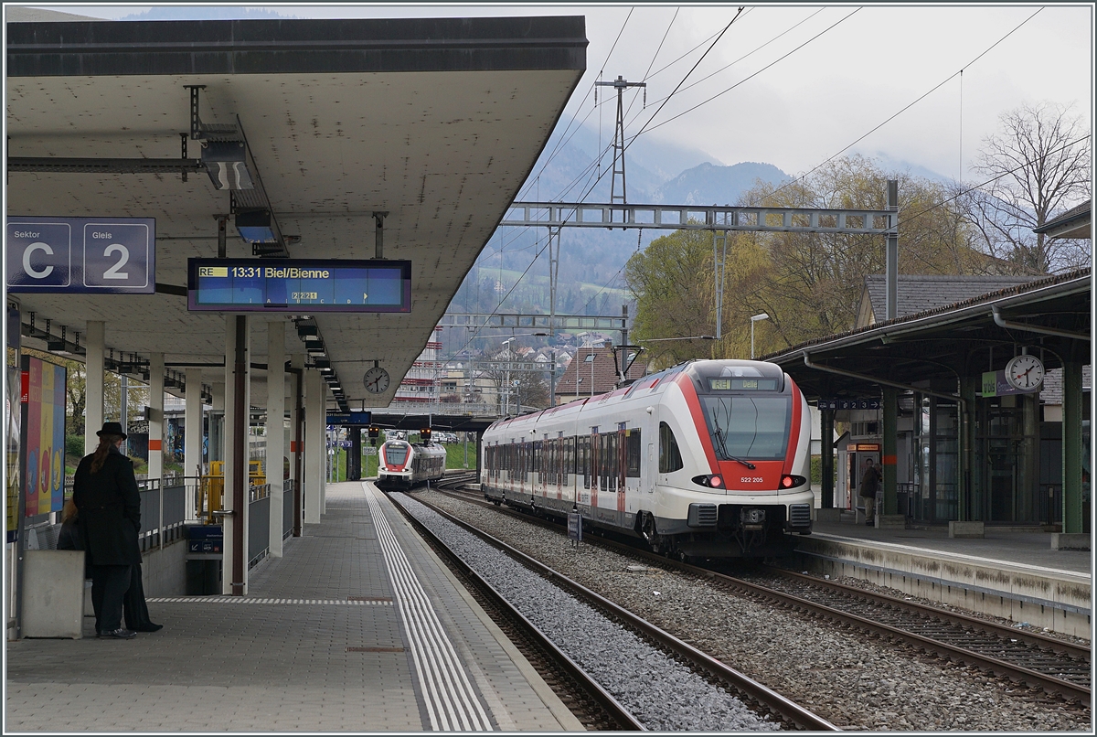 Der SBB RABe 522 205 nach Delle wartet in Grenchen Nord auf seinen Gegenzug, der im Hintergrund schon zu sehen ist. 18. April 2021