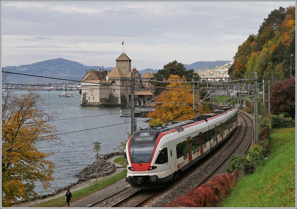 Der SBB RABe 523 013 auf der Fahrt nach Villeneuve beim Château de Chillon, weit im Hintergrund auf dem See ist noch ein CGN Dampfschiff zu erkennen. 

21. Okt. 2020