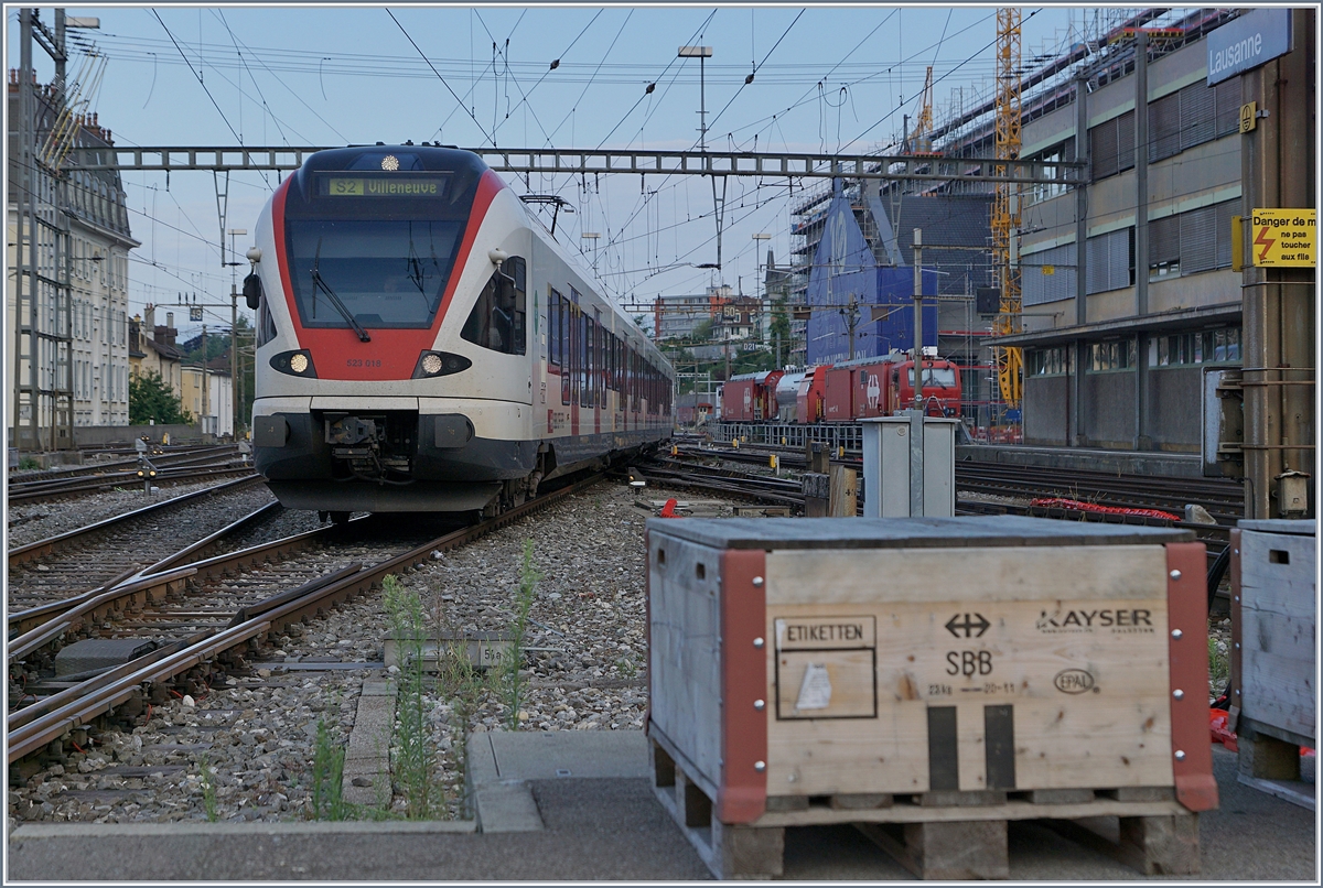 Der SBB RABe 523 018 auf der Fahrt nach Villeneuve erreicht Lausanne.

22.07.2018