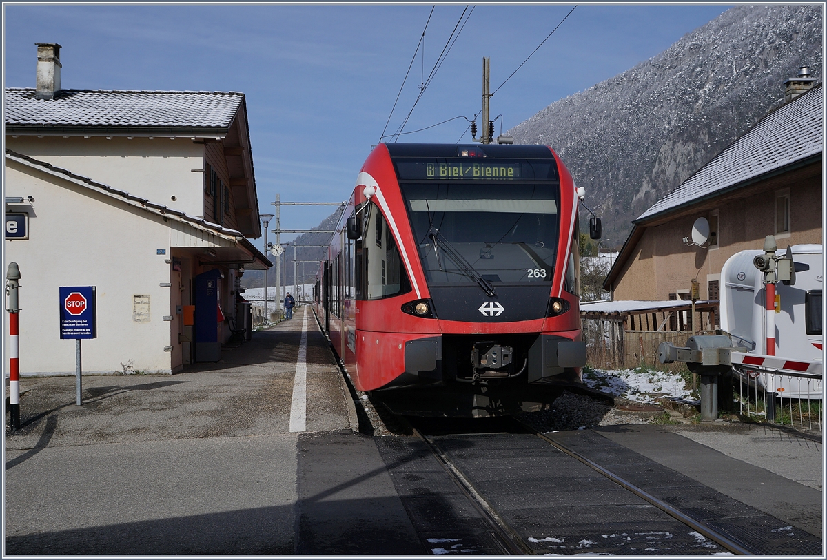 Der SBB RABe 526 263 (Moutier - Biel/Bienne) und der RABe 526 280 (La Chaux de Fonds -Biel/Bienne) beim Halt in La Heutte. 

5. April 2019