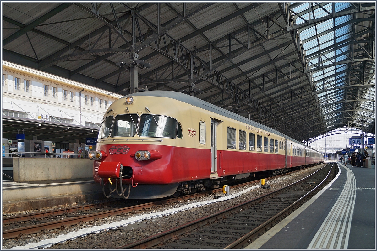 Der SBB RAe TEE II 1053 wartet in Lausanne die Streckenfreigabe für die Weiterfahrt nach Aarau. 

31. März 2019