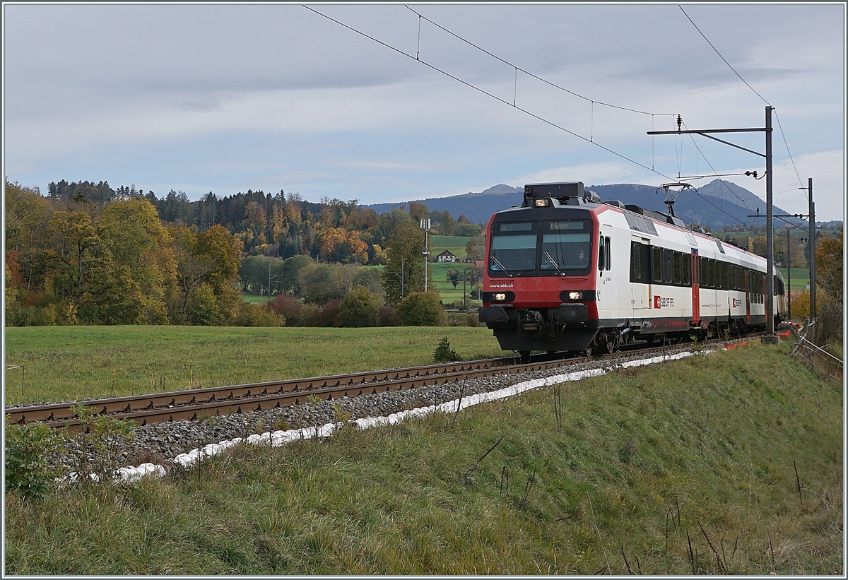 Der SBB RBDe 560 224-8 (UIC RBDe 560 DO 94 85 7 560 224-8 CH SBB) von Palézieux nach Payerne erreicht in Kürze den Halt Palézieux Village. 

22. Okt. 2020