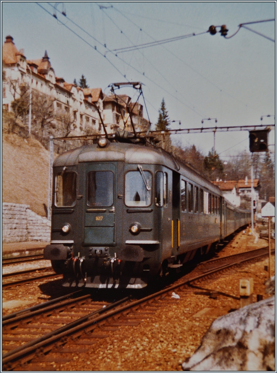 Der SBB RBe 4/4 1417 erreicht mit seinen Schnellzug 2822 von Bern (via Biel/Bienne) sein Ziel Le Locle. 

14. April 1984
 