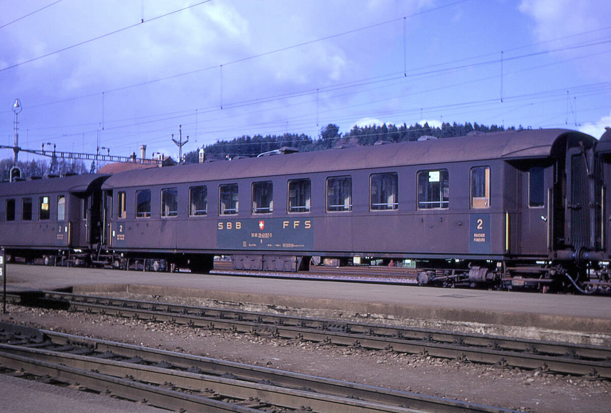 Der SBB RIC B 51 85 29-43 057 in Lyss, 13.April 1969. Der Wagen entstammt einer Serie 5201-5299 aus den Jahren 1934-1943. In Erinnerung bleibt eine Fahrt in einem solchen Wagen im tiefsten Winter durch ex-Jugoslawien, wobei die Heizung ausgefallen war und der Zug die ganze Nacht im Nirgendwo auf der Strecke stand. (In diesen Diensten dürften zuvor auch UIC-X Wagen gefahren sein, doch nach schweren Unfällen - auf einer Schrotthalde wurden die Ueberreste eines SBB-UIC Wagens gesehen - fuhren nur noch schwere Wagen.) 