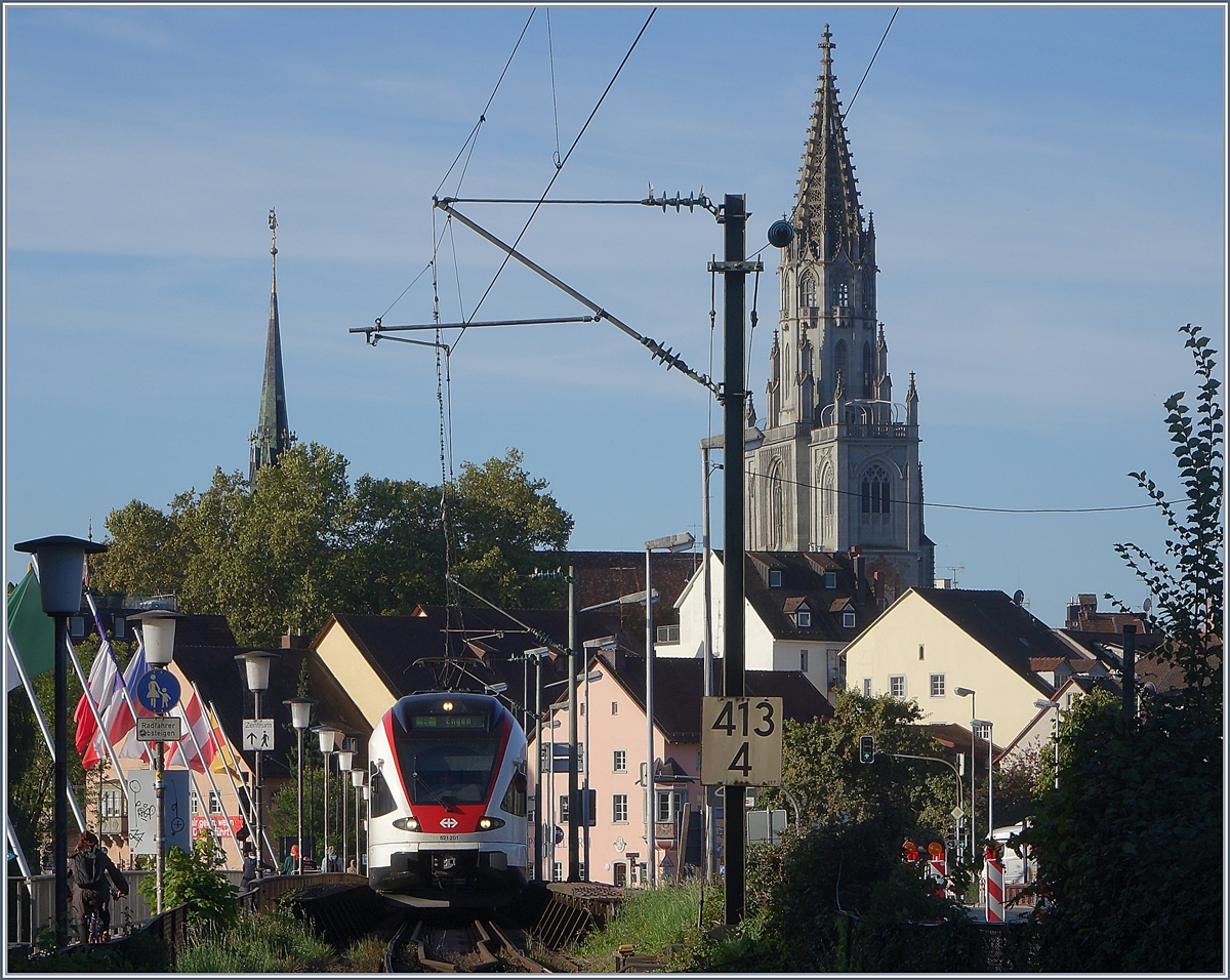 Der SBB Seehas RABe 521 201 auf der Rheinbrücke in Konstanz ist nach Engen unterwegs.

19. Sept 2019