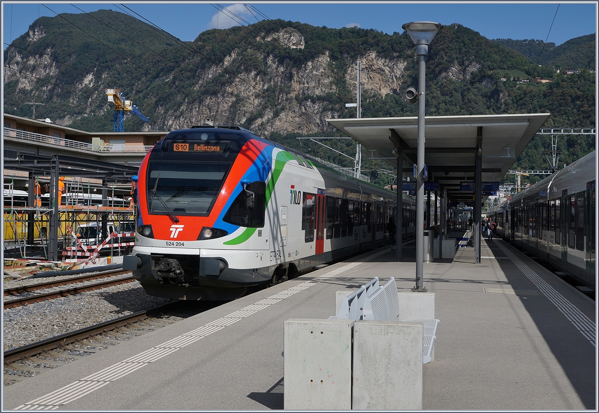 Der SBB TILO RABe 523 204 wartet in Mendrisio auf die Weiterfahrt. Zum Zeitpunkt der Aufnahme war dies einer der wenigen TILO Zügen in den neuen Farben. 

25. Sept. 2019