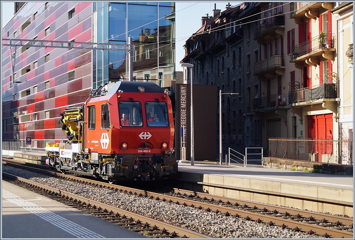 Der SBB Tm 234 405-9 auf der Fahrt Richtung Lausanne bei der Durchfahrt in Montreux. Das Schlusslicht an der Spitze wurde nicht zum Ärgern des Fotografen eingeschaltet, sondern man hatte wahrscheinlich vergessen, beim Fahrrichtungswechsel die Signalisation zu wechseln., denn hinten leuchtet das Dreispitzen Signal.

10. April 2020