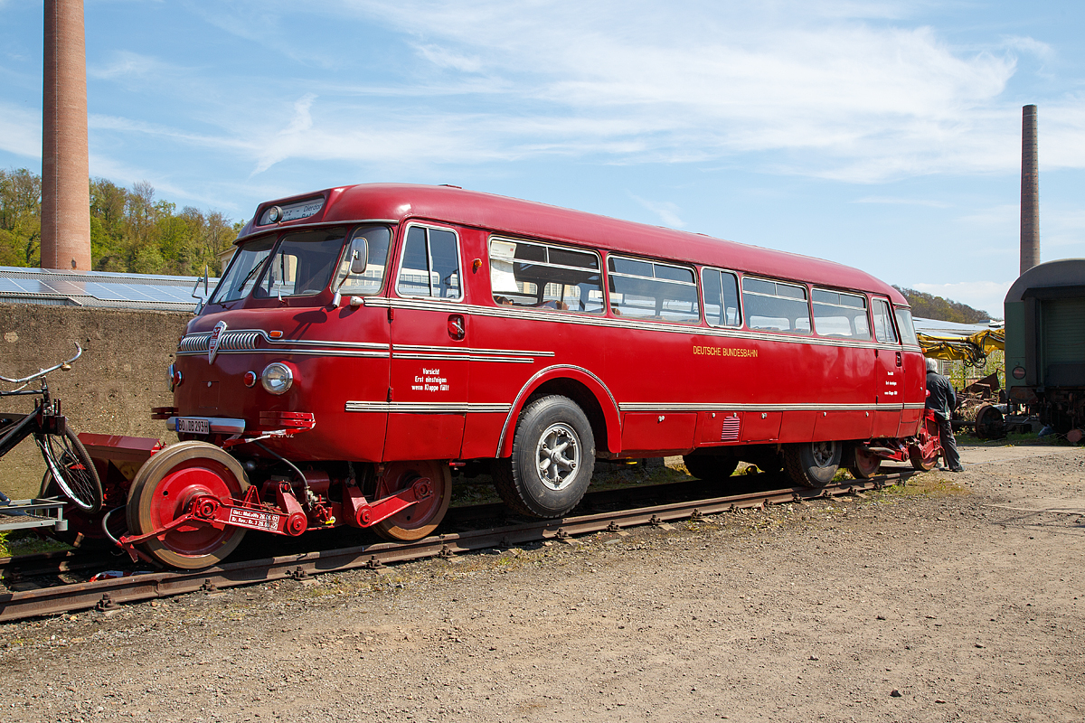 
Der Schienen-Straßen-Omnibus, auch kurz Schi-Stra-Bus genannt, ist ein Zweiwegefahrzeug für den Personenverkehr auf Eisenbahnstrecken und Straßen. Die Deutsche Bundesbahn (DB) setzte ihn sowohl als Nahverkehrszug als auch als Bahnbus ein. Lange fuhr er auch hier in der Region von hellertal.startbilder (über den Westerwald), die Verbindung Koblenz – Altenkirchen – Betzdorf.

Das Fahrzeug ist ein spezieller Omnibus mit allen für den Straßenverkehr notwendigen Einrichtungen. Der Schienen-Straßen-Omnibus war mit einem Dieselmotor von Klöckner-Humboldt-Deutz aus dem Omnibusbau ausgerüstet. Dieser hatte eine Leistung von 88 kW (120 PS), er ermöglichte eine Geschwindigkeit von 80 km/h auf der Straße und 120 km/h auf Schienen. Die Fahrzeuge boten 43 Sitzplätze und 15 bis 24 Stehplätze.

Der Wagen war ein Einrichtungsfahrzeug, war aber entsprechend den Vorschriften für den Schienenverkehr ausgerüstet. So besaß er beidseitig Türen, verfügte er über eine bahntaugliche Bremse, die über die Spurwagen wirkte, eine Sicherheitsfahrschaltung und eine Notbremseinrichtung. Für den Betrieb auf Eisenbahngleisen wurde der Bus auf zwei zweiachsige Untergestelle – genannt „Spurwagen“ – gesetzt. Dafür besaß der Schienen-Straßen-Omnibus zwei hydraulische Hebevorrichtungen, mit der wechselseitig die vordere und hintere Fahrzeughälfte zum Auf- und Absetzen von den Spurwagen angehoben wurde. Vor der Vorderachse und hinter der Hinterachse befand sich je ein Lager für den Drehzapfen des Spurwagens. Für das Umsetzen wurde ein Rillenschienen-Gleis auf Straßenebene benötigt. Im Schienenbetrieb war die Vorderachse vollständig abgehoben, die Reifen der Hinterräder saßen auf den Schienen auf und sorgten für den Antrieb. Während des Wechsels auf und von den Spurwagen blieben die Fahrgäste im Bus.

Die Deutsche Bundesbahn bestellte 1951 zwei Prototypen bei der Firma Nordwestdeutsche Fahrzeugbau GmbH (NWF) in Wilhelmshaven. Die Spurwagen wurden von der Firma Waggon- und Maschinenbau GmbH (WMD) in Donauwörth hergestellt. Die Prototypen wurden 1952 geliefert und erprobt. Kurz darauf folgten drei Serienfahrzeuge, eines wurde im März 1953 auf der Internationalen Automobil-Ausstellung in Frankfurt am Main vorgestellt. 1953 wurden noch weitere 50 Fahrzeuge bestellt. Insgesamt kamen aber nur 15 Wagen auf der Schiene zum Einsatz, die restlichen verkehrten als reine Straßenfahrzeuge.

Zum Winterfahrplan 1954/55 wurde die Verbindung Koblenz–Betzdorf eingerichtet. Die Strecke führte von Koblenz auf der Straße nach Dierdorf und von dort über die Bahnstrecke Engers–Au bis Au (Sieg) und weiter auf der Siegstrecke bis Betzdorf. Sie erwies sich als größter Erfolg dieses Konzepts und bestand deshalb auch am längsten. Oftmals reichte das Angebot an Sitzplätzen für die Zahl der Reisewilligen nicht aus. Eine Fahrt dauerte zweieinhalb Stunden. Diese war die einzige Verbindung, auf der zwei Fahrten pro Tag und Richtung angeboten wurden. Die letzte planmäßige Fahrt am 27. Mai 1967 besiegelte das Ende des Schienen-Straßen-Omnibusses.

Bei Einführung der computerlesbaren Fahrzeugnummern zum 1. Januar 1968 wurde für den Schienen-Straßen-Omnibus noch die Baureihennummer 790 vergeben, jedoch waren zum Stichtag bereits alle Fahrzeuge ausgemustert.

TECHNISCHE DATEN:
Spurweite: 1.435 mm (Normalspur)
Länge über Alles: 11.100 mm (Straße) / 12.550 mm (Schiene)	
Größte Breite: 2. 500 mm
Größte Höhe:  2.860 mm
Eigengewicht: 7,7 t (Straße) / 13,5 t (Schiene)	
Achsstand der Spurwagen: 1.900 mm
Drehzapfenabstand:  9.500 mm
Laufkreisdurchmesser der Schienenräder:  850 mm
Sitzplätze: 43
Höchstgeschwindigkeit (Straße): 80 km/h	
Höchstgeschwindigkeit (Schiene): 120 km/h Vorwärts / 45 km/h Rückwärts
Dieselmotor:  Deutz KHD F 6 L 514
Leistung: 88 kW (120 PS) bei max. 2.250 U/min
Hubraum: 7.983 cm³
Brennstoffverbrauch auf der Schiene (80 km/h): 20 l/100 km
