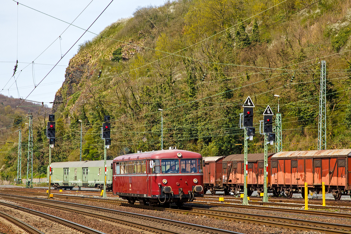 Der Schienenbus 798 760-5 (ex DB 796 760-7, DB VT98 9752) der Kasbachtalbahn (Eigentmer ist die EVG - Eifelbahn Verkehrsgesellschaft mbH) erreicht am 12.04.2015 bald den Bahnhof Linz am Rhein.

Der Schienenbus 798 760-5 (ex DB VT98 9760), eigentlich aber 796 760-7 da er in diese BR umgebaut ist,  wurde 1960 bei WMD in Donauwrth unter der Fabriknummer 1230 gebaut, 1988 erfolgte der Umbau in 796 760-7, die Ausmusterung bei der DB erfolgte am 30.11.1995 im BW Siegen (hier war er 1994 und 95), von 1997 bis 2006 war er als VT 1 bei EBG - Eisenbahn-Betriebs-Gesellschaft im Einsatz, 2006 und 7 bei der WAB Westflische Almetalbahn, Altenbeken, 2007 bis 9 bei WEMEG Westmecklenburgische Eisenbahngesellschaft als 796 760-7, 2009 kam er dann zur EVG.