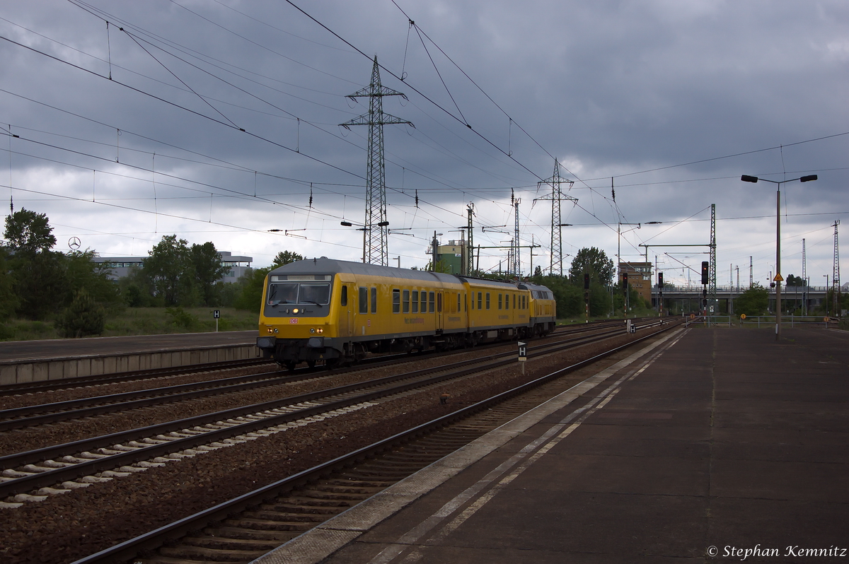 Der Schienenprüfzug I der DB Netz AG, bei der Durchfahrt in Berlin-Schönefeld Flughafen und die 218 392-9 schob den Zug in Richtung Genshagener Heide weiter. 15.05.2014