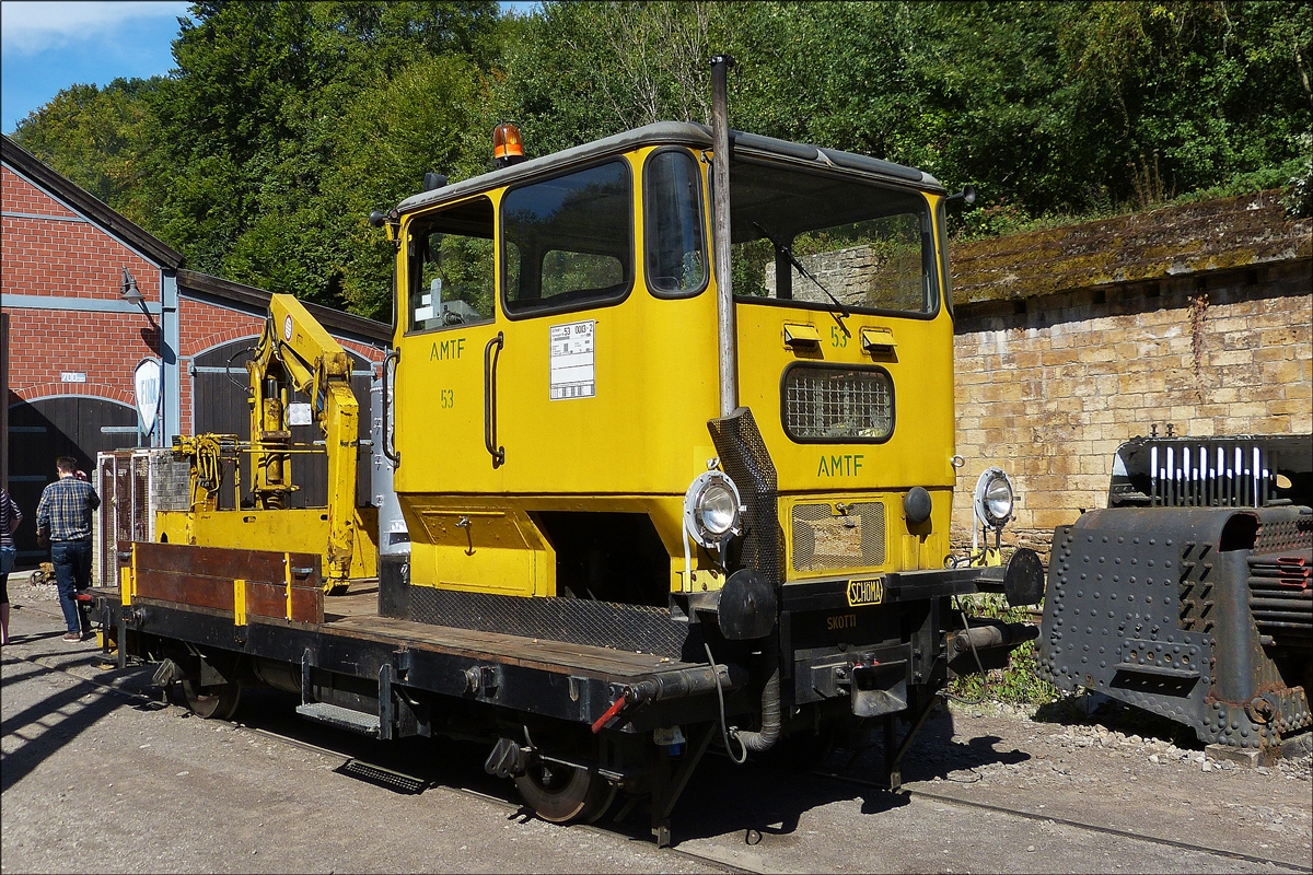 Der Schwerkleinwagen 53 0013-2 (Rottenkraftwagen Bauart 531) steht am 09.09.2018 im Bahnhofsbereich in Fond-de-Gras. (Hans) 
Fahrzeugdaten: Hersteller Schma (Name Skotti); Typ Klv 53; Fabriknr.: 2814, Erste Bau Serie,  Bj 1965; Spurweite 1435 mm; wurde 1997 bei der DB ausgemustert; seit 09.2010 in Fond-de-Gras zu Hause. 