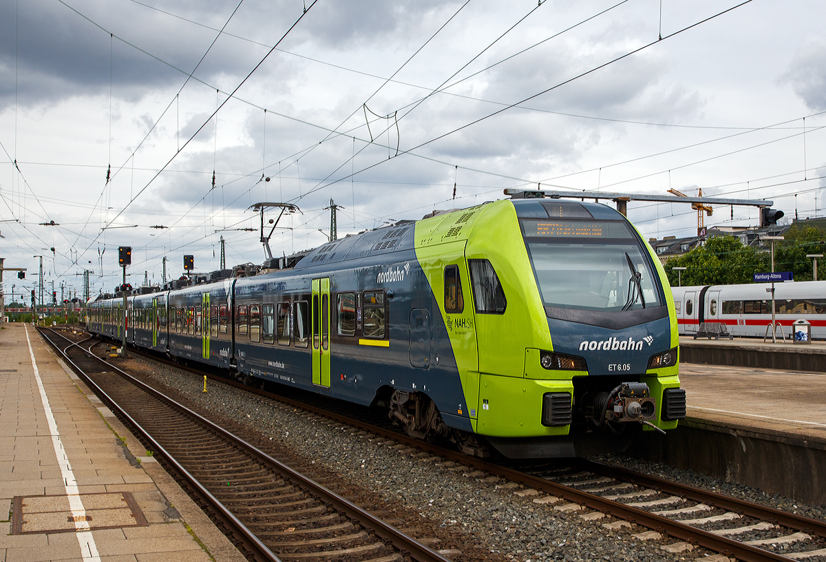 Der sechsteilige Stadler FLIRT 3 (BR 1430) – ET 6.05 der nordbahn (NBE nordbahn Eisenbahngesellschaft mbH & Co. KG) fährt am 16.06.2015, als RB 71 (Wirst – Elmshorn – Pinneberg - Hamburg-Altona), in den Zielbahnhof Hamburg-Altona ein 

Der FLIRT wurde 2014 von der Stadler Pankow GmbH in Berlin unter den Fabriknummern 40082 bis 40083 gebaut.  Diese Triebzüge sind Eigentum der BeNEX Deutschland GmbH in Hamburg und sind an die nordbahn vermietet. Es sind 7 fünfteilige und 8 sechsteilige Niederflurtriebzüge vom Typ FLIRT 3 für die nordbahn im Einsatz.

Der FLIRT verfügt über eine hohe Antriebsleistung und eine maximale Geschwindigkeit von 160 km/h. Der helle, freundliche Fahrgastbereich ist barrierefrei und bietet individuelle Gestaltungsmöglichkeiten.

Technische Daten:
Spurweite: 1.435 mm (Normalspur)
Achsanordnung: Bo’ + 2’ + 2’ + 2’ + 2’ + 2’ + Bo’
Länge über Kupplung: 106.900 mm
Fahrzeugbreite:  2.880 mm
Fahrzeughöhe: 4.120 mm
Fußbodenhöhe Niederflur: 780 mm
Fußbodenhöhe Hochflur: 1.200 mm 
Einstiegsbreite: 1.300 mm
Längsdruckkraft: 1.500 kN
Sitzplätze: 320 (1. Klasse: 24 / 2. Klasse: 296)
Stehplätze (4 Pers./m²): 330
Dienstgewicht: 179 t
Drehgestellachsstand Motordrehgestell: 2.500 mm
Drehgestellachsstand Laufdrehgestell: 2.700 mm
Triebraddurchmesser: 920 (neu) / 850 mm (abgenutzt) Laufraddurchmesser: 760 (neu) / 690 mm (abgenutzt) 
Antrieb: 4 x 500 kW Nennleistung 
Höchstgeschwindigkeit: 160 km/h
Mittlere Anfahrbeschleunigung bis 50 km/h: ca. 0,8 m/s²
