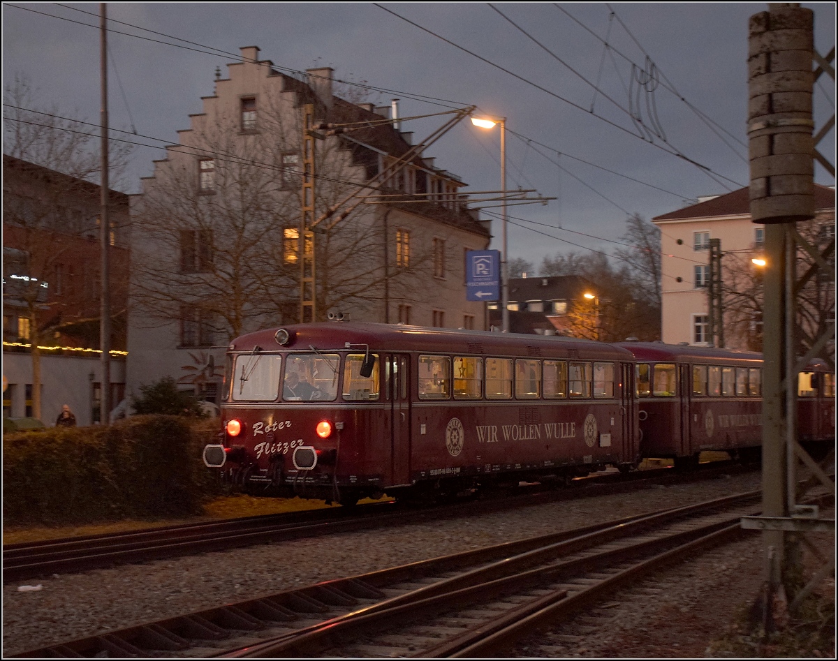 Der Seehas in Konstanz bis 1979, bevor er von der 141 mit Silberlingen ersetzt wurde. Doch musste er weitere 15 Jahre warten, bis er seinen Namen bekam, also sein Vorvorgänger. Seit 1994 wird die Nahverkehrslinie unter dem Namen Seehas mit Schweizer Fahrzeugen bedient, mit den EAV-Triebwagen und NPZ der MThB, und seit 2005 mit Flirt der SBB. Allerdings stammt das Bild vom Dezember 2017, wie der Ortskundige eventuell am fehlenden Stellwerk und der Werbung auf dem Schienenbus erkennen kann.