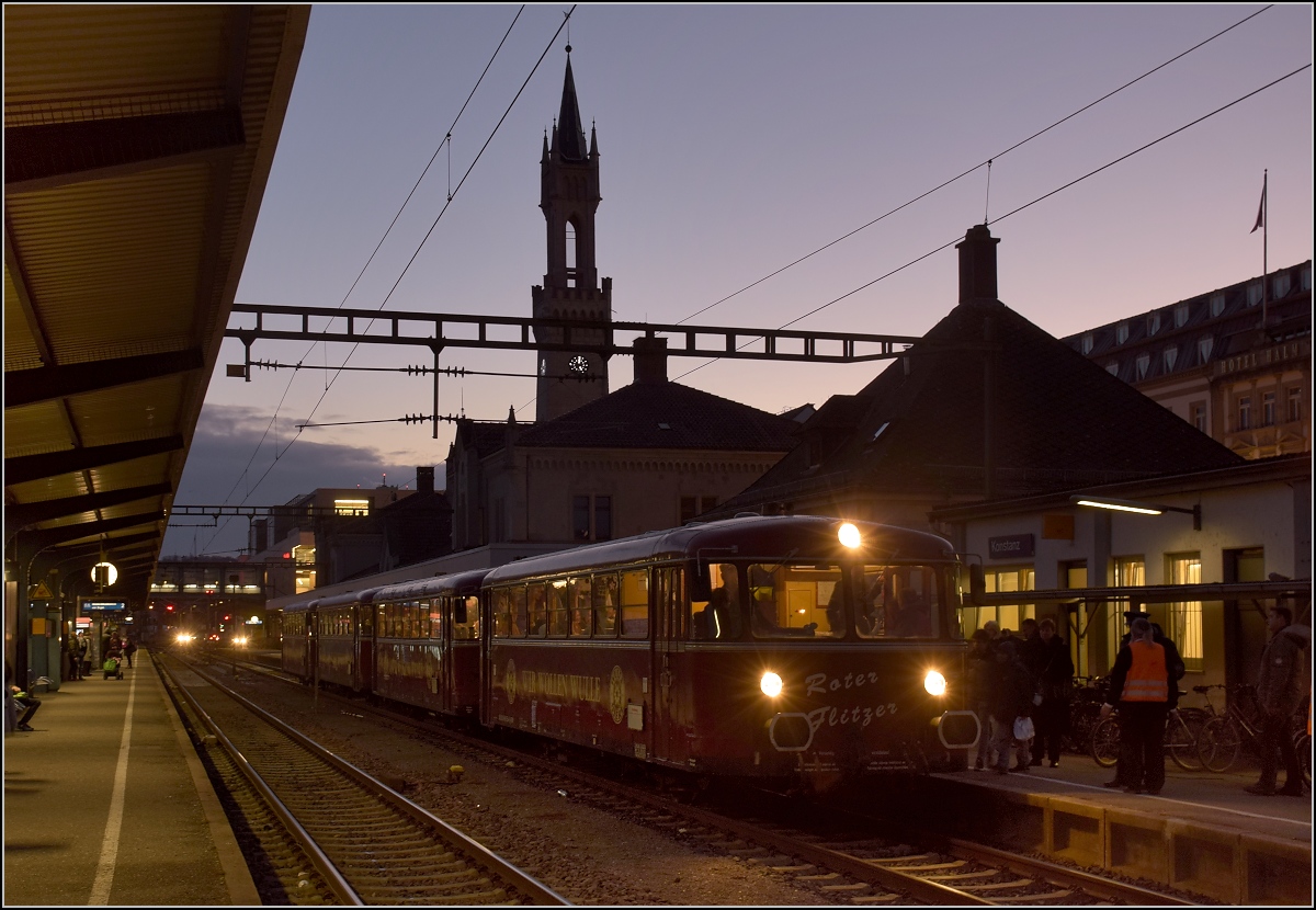 Der Seehas in Konstanz bis 1979, bevor er von der 141 mit Silberlingen ersetzt wurde. Doch musste er weitere 15 Jahre warten, bis er seinen Namen bekam, also sein Vorvorgänger. Seit 1994 wird die Nahverkehrslinie unter dem Namen Seehas mit Schweizer Fahrzeugen bedient, mit den EAV-Triebwagen und NPZ der MThB, und seit 2005 mit Flirt der SBB. Allerdings stammt das Bild vom Dezember 2017, wie der Ortskundige eventuell an der LED-Bahnhofsuhr und der Werbung auf dem Schienenbus erkennen kann.