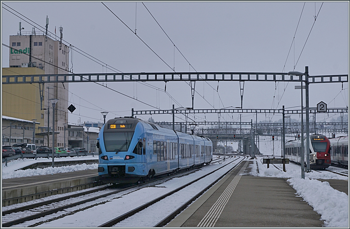 Der im sehr geflligen Werbeanstrich der  Groupe Grisoni  gehaltene TPF RABe 527 198 verlsst Romont in Richtung Bulle. 

22. Dez. 2021 

