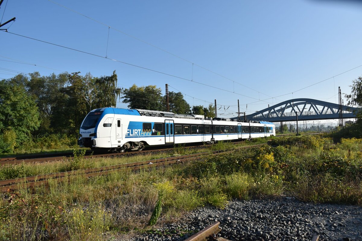 Der sich bei der Erfurter Bahn für Testfahrten im Einsatz befindliche Stadler FLIRT Akku 1427 000 als Tfzf von Leipzig Hbf nach Erfurt Ost, am 15.09.2023 in Naumburg (S) Hbf. (Foto: Maik Köhler)
