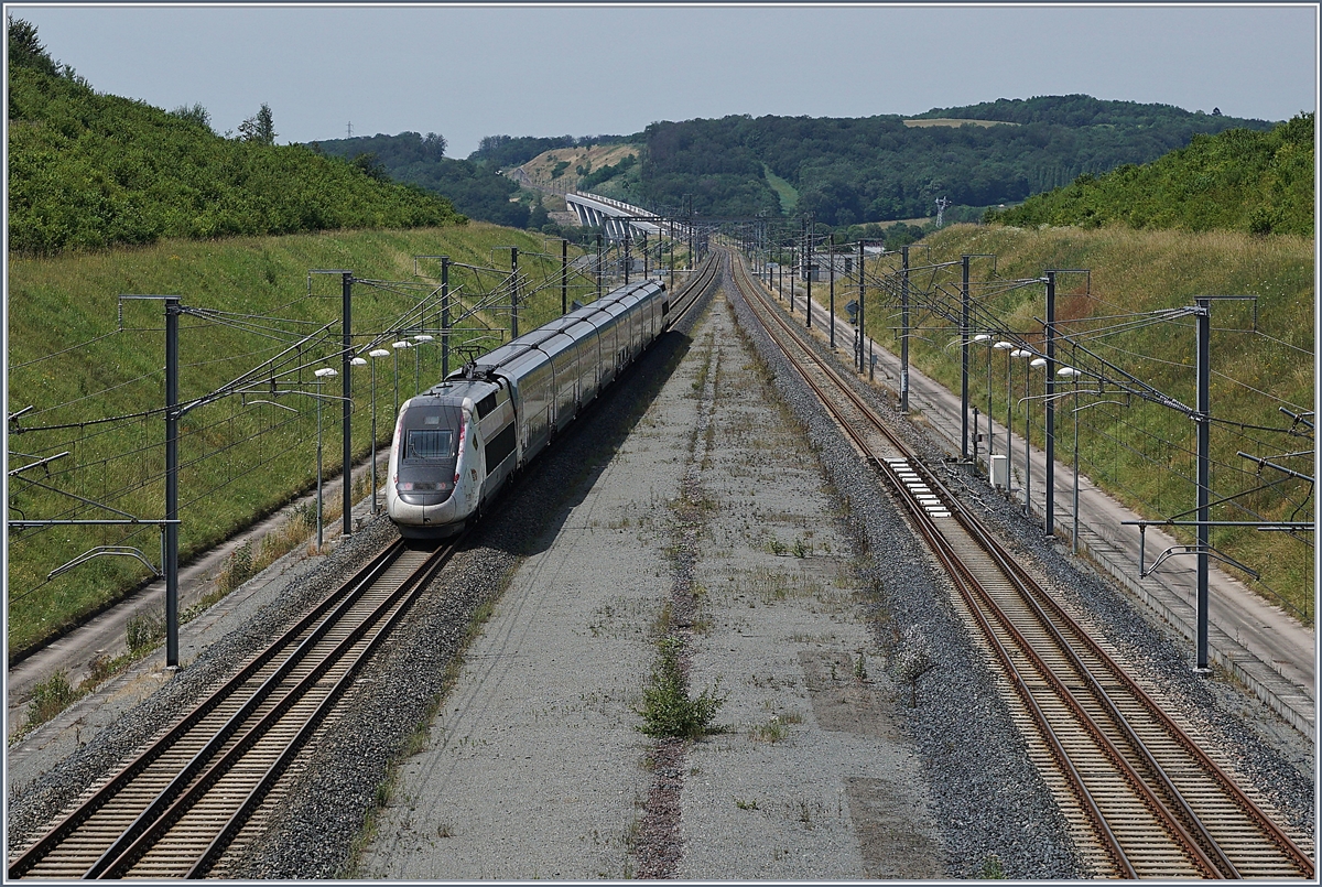 Der SNCF TGV 6704 von Mulhouse nach Paris Gare de Lyon kurz nach der Abfahrt in Belfort-Montbliard TGV. 

6. Juli 2019