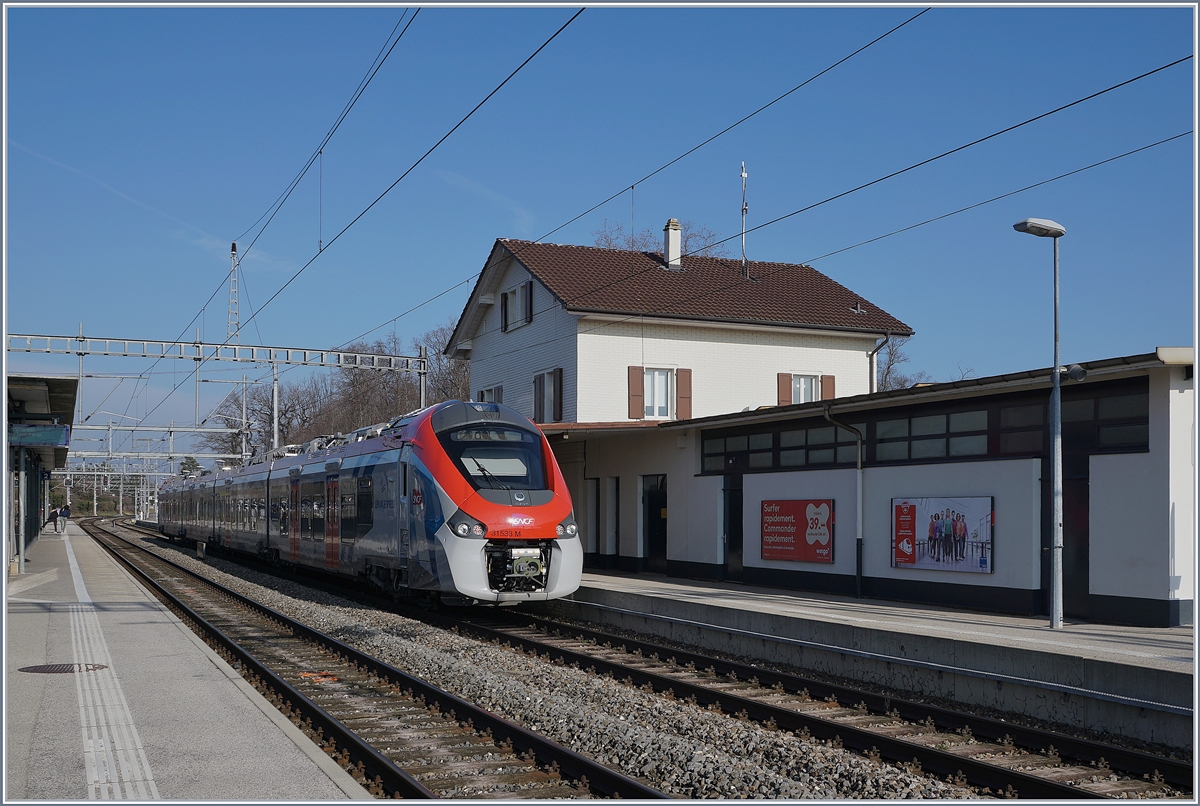 Der SNCF Z 31533 Régiolis tricourant wendet in Coppet für die Rückfahrt Richtung Annemasse.

21. Jan. 2020