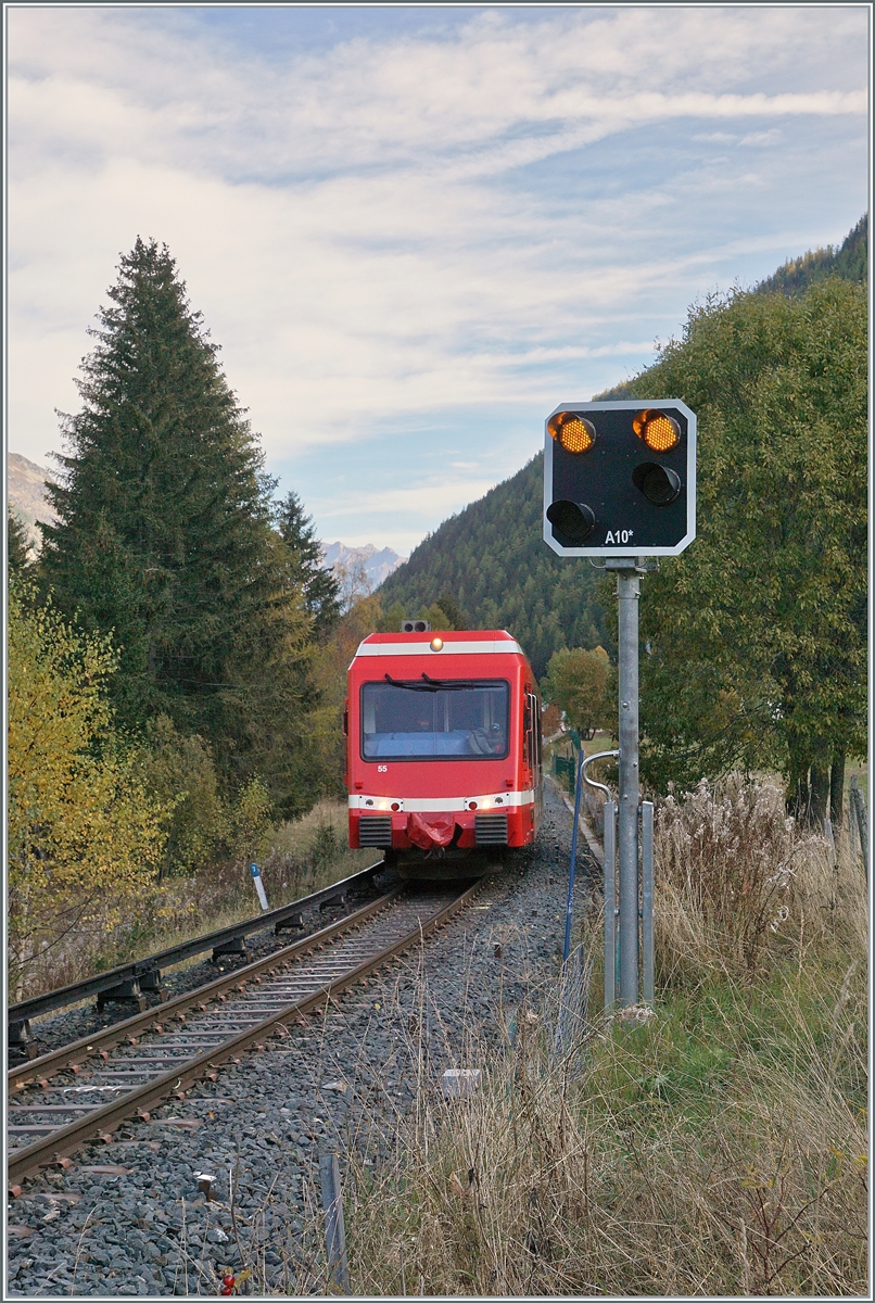 Der SNCF Z 850 055 ist als TER 18914 von Vallorcine nach St-Gervais-Les Bains-le-Fayet unterwegs und passiert kurz nach seiner Abfahrt das Einfahrvorsignal von Vallorcine A10*, welches unschwer als Schweizer Bauart zu erkennen ist.

20. Oktober 2021