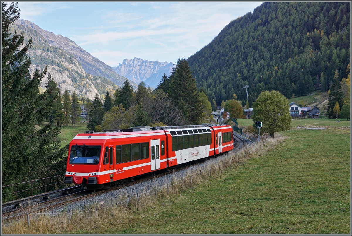 Der SNCF Z 850 055 (94 87 0001 859-1 F-SNCF) erreicht in Krze sein Ziel Vallorcine; das Vorsignal und im Hintergrund das Hauptsignal zeigen  Freie Fahrt . Interessanterweise wird die Einfahrt ber ablenkende Weichen nicht mit einem besonderen Fahrbegriff signalisiert. Zudem sind nur die Einfahrsignale mit einem Vorsignal ausgestattet, nicht aber die Ausfahrsignale, was wohl damit zusammenhngt, dass die TER Zge ohnehin an jeder Station halten.

20. Oktober 2021