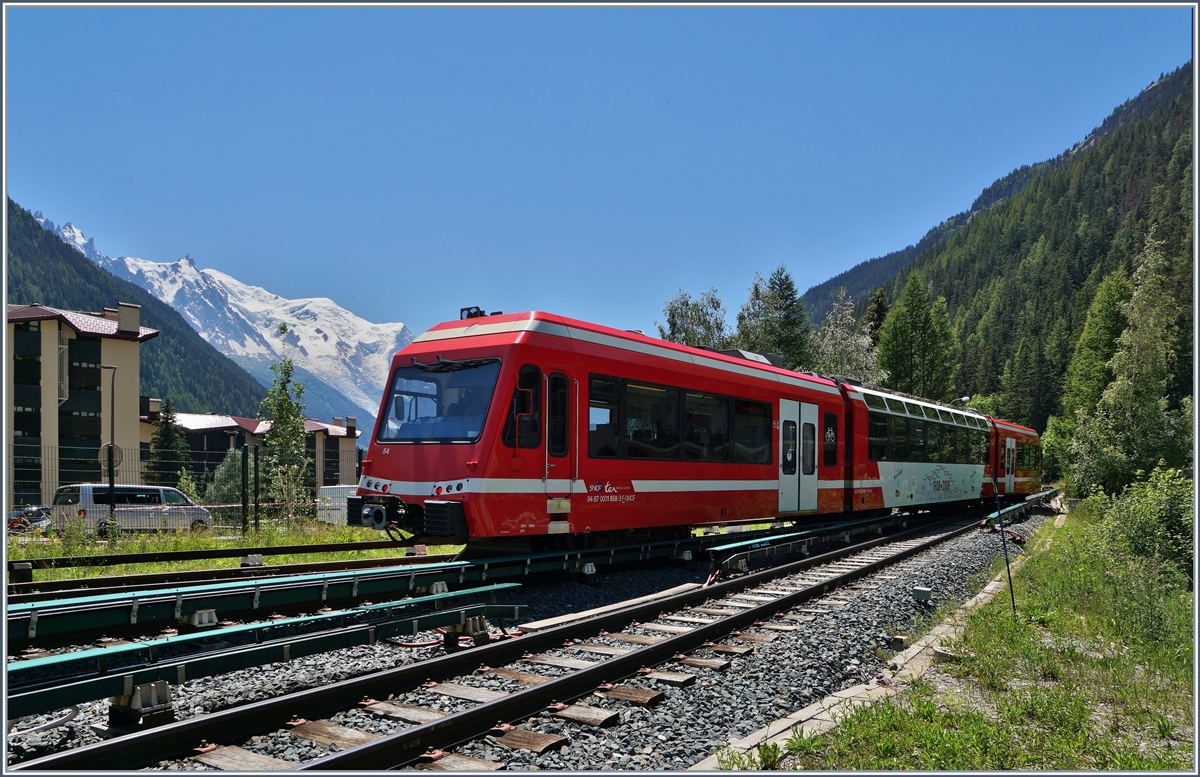 Der SNCF Z 850 N° 54 (94 87 0001 858-3 F-SNCF) verlässt in Argentière in Richtung Chamonix; das Gegenlichtbild bietet noch etwas Potenzial, Zug und das Mont-Blanc Massiv etwas geschickter in Szene zu setzen und somit einen guten Grund für eine weiter Reise zu dieser Bahn.
7. Juli 2020